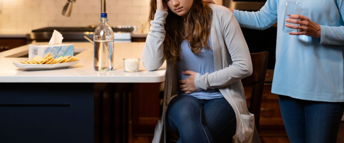 Женщина протягивает воду другой женщине